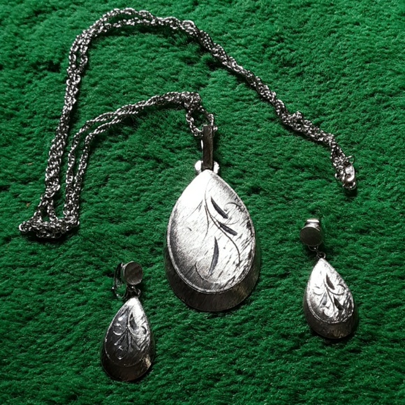 Necklace & earrings - Picture 1 of 1